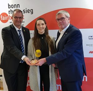 Landrat Sebastian Schuster, Vorstandsvorsitzender Wolfgang Pütz und Monika Fliegner von Radio Bonn-Rhein-Sieg